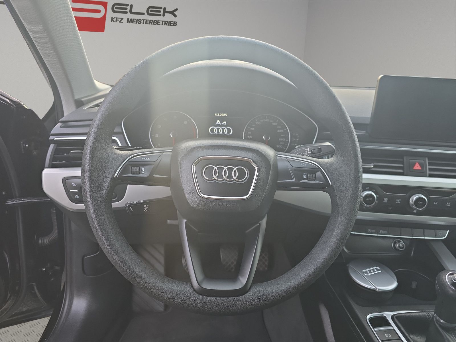 Fahrzeugabbildung Audi A4 Lim. basis/Bi-Xenon/Navi/SHZ/PDC