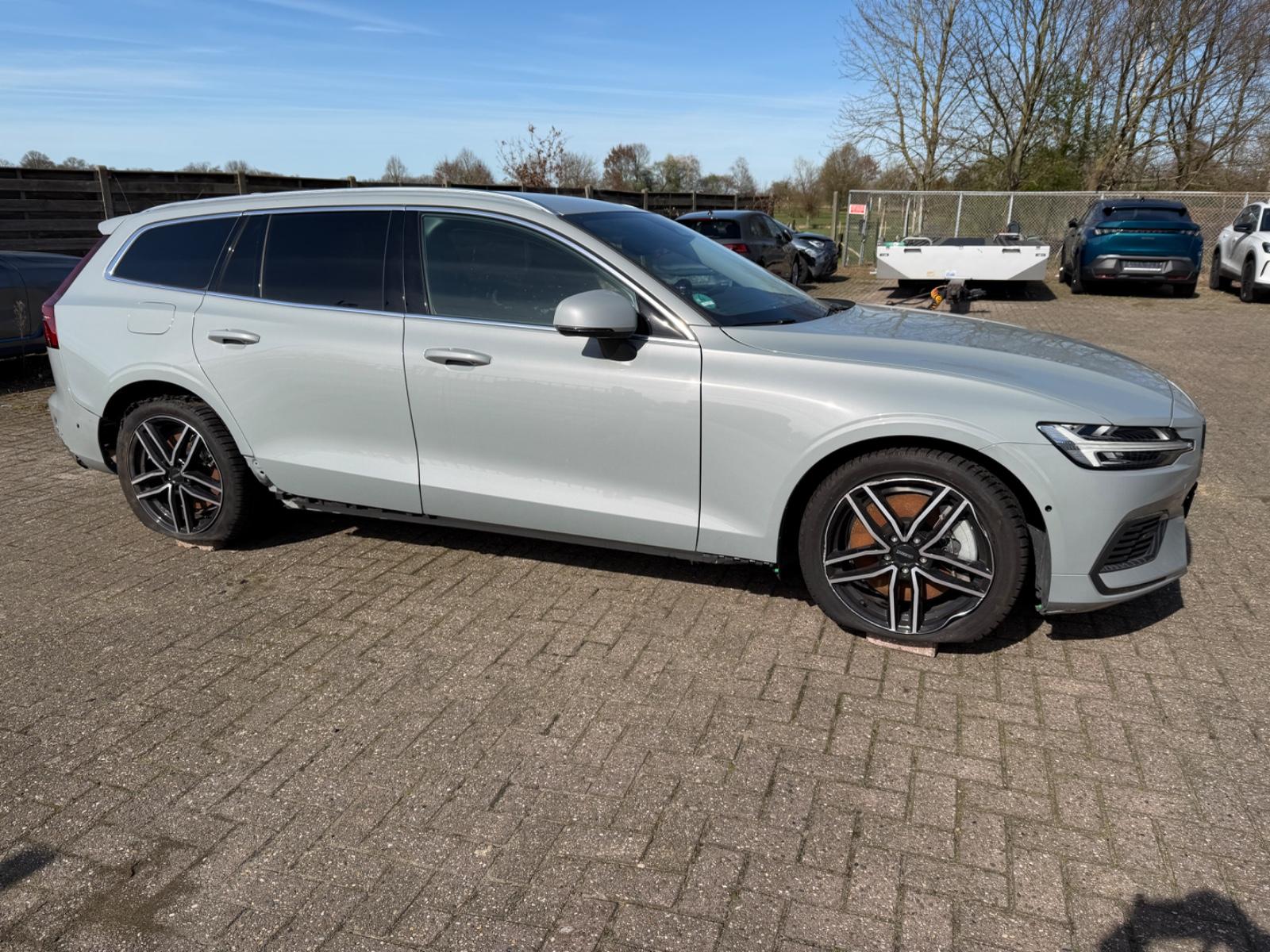 Volvo V60 Kombi Core Recharge Plug-In Hybrid AWD