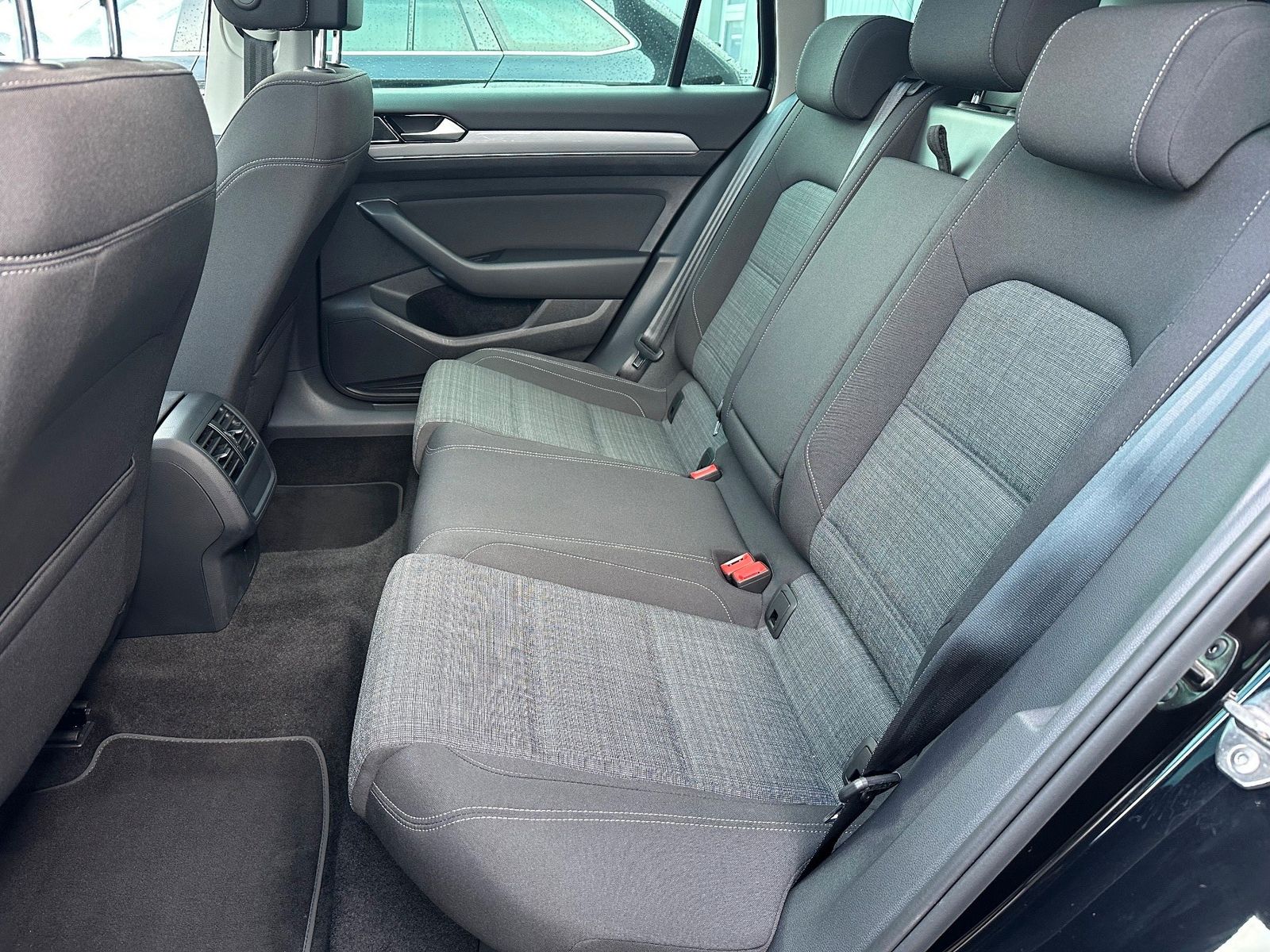 Fahrzeugabbildung Volkswagen Passat Variant 2.0 TDI Business NAV+LED+PANORAMA