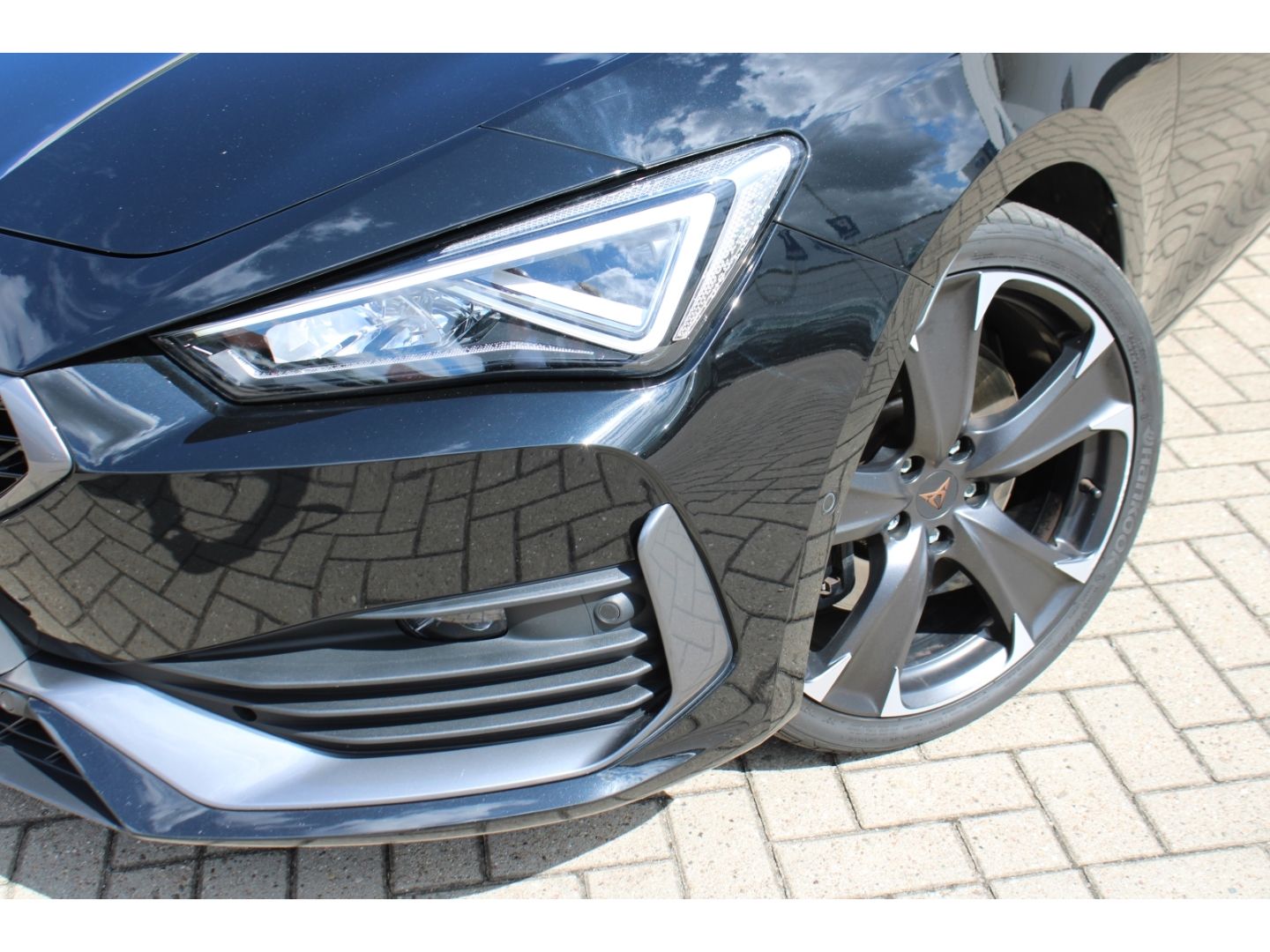 Fahrzeugabbildung CUPRA Leon 2.0 TSI VZ DSG ACC LED Navi PDC RFK SHZg DA