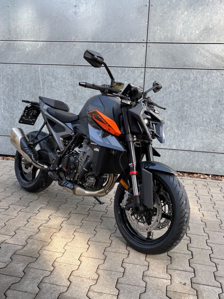 Fahrzeugabbildung KTM 990 Duke Modell 2024