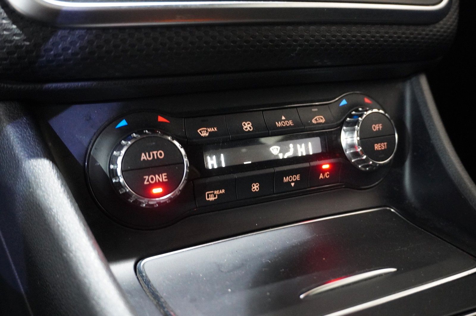 Fahrzeugabbildung Mercedes-Benz A 200 LIM. AMG LINE NAVI/LED/KAMERA/SPORT/SH/AHK