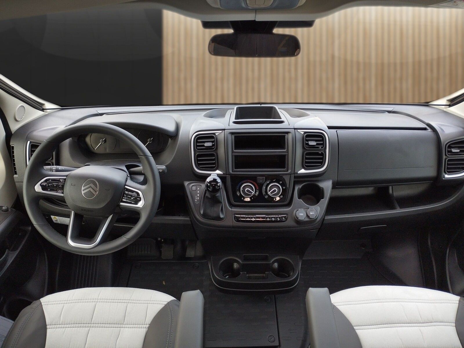 Fahrzeugabbildung Sunlight Adventure T 67S Automatik, Dörr Edition, TV