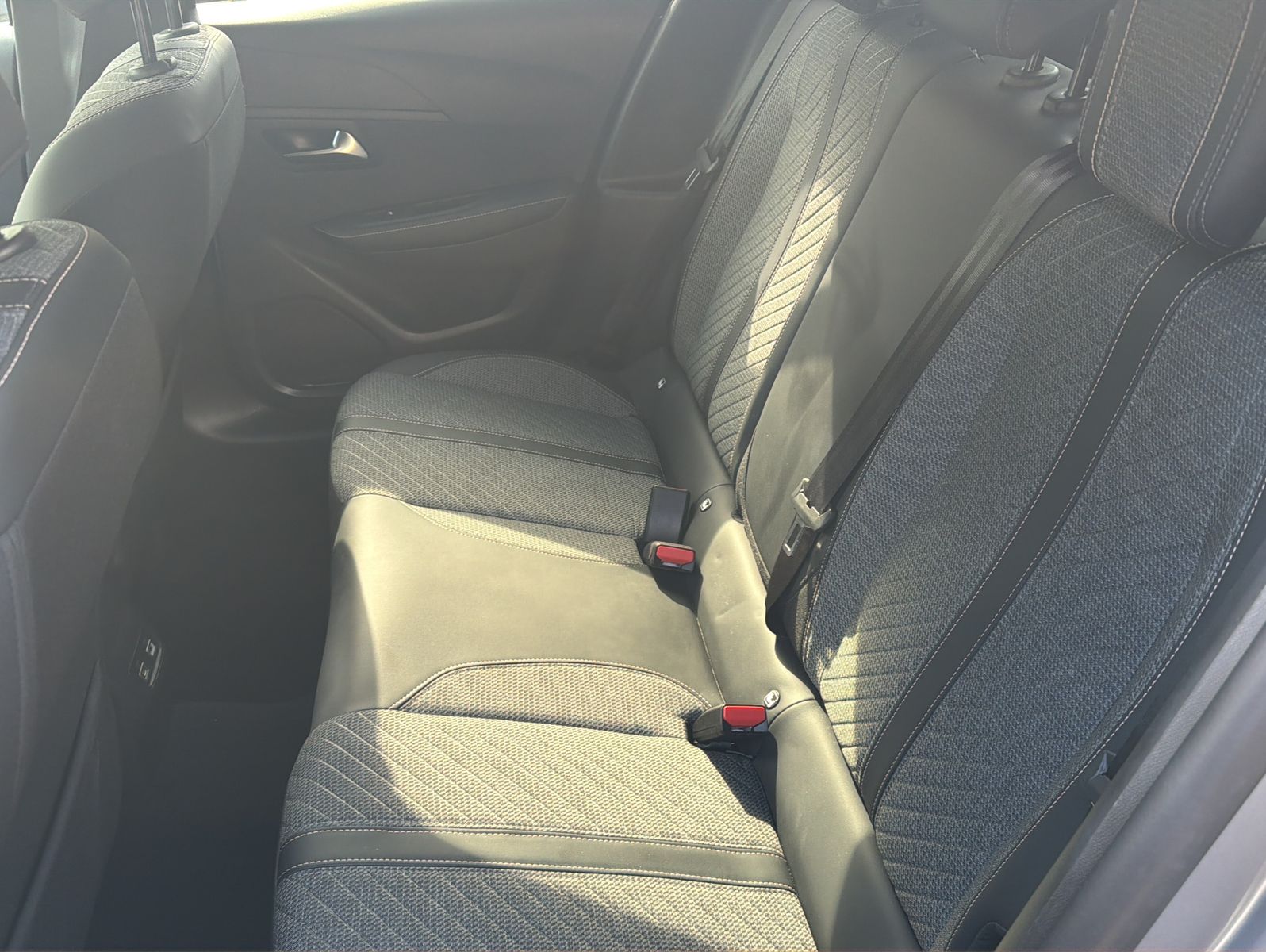 Fahrzeugabbildung Peugeot 208 Hybrid 110 Allure - Automatik