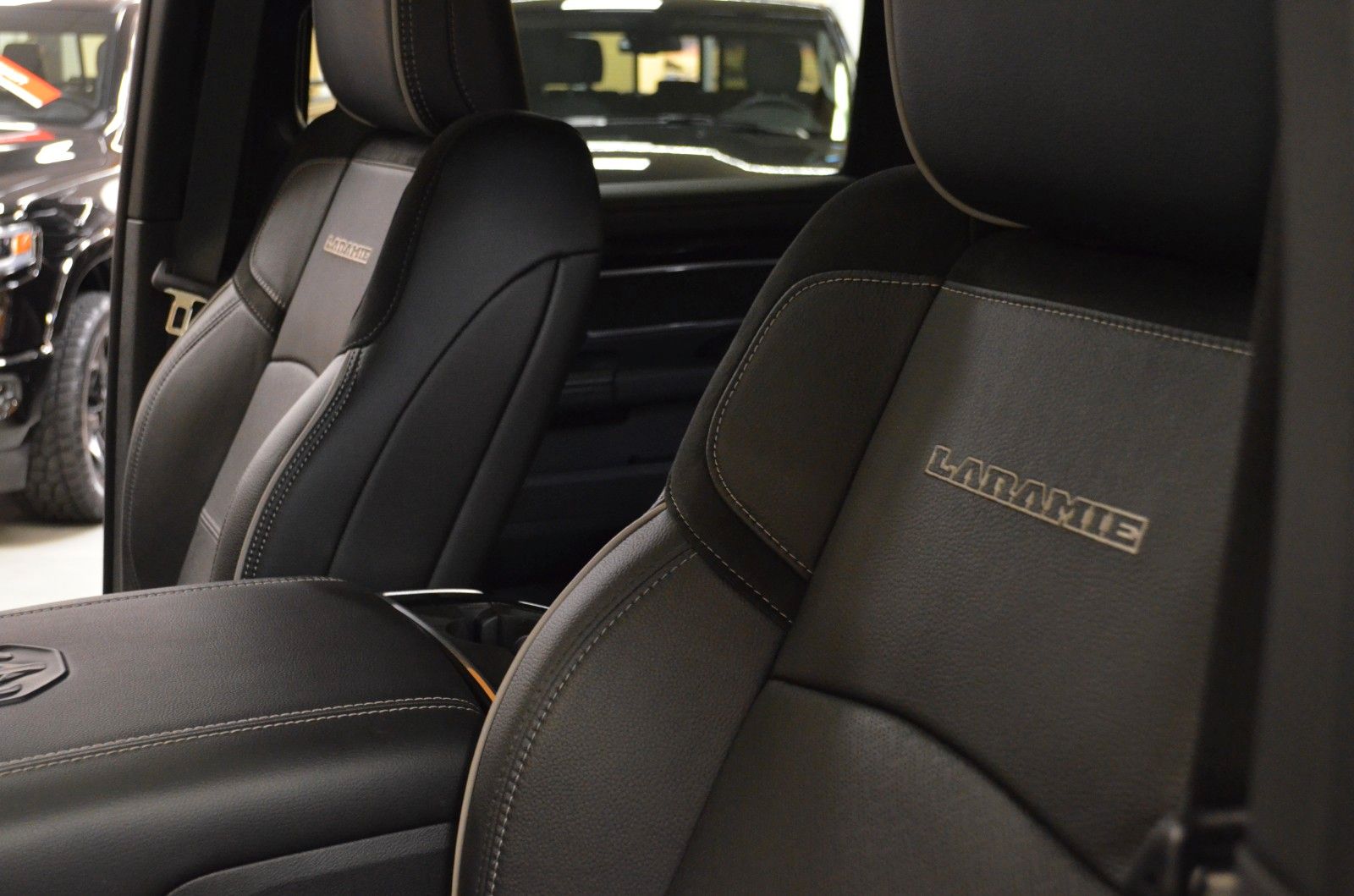 Fahrzeugabbildung Dodge RAM 2500 Laramie NIGHT Mega Cab 4x4