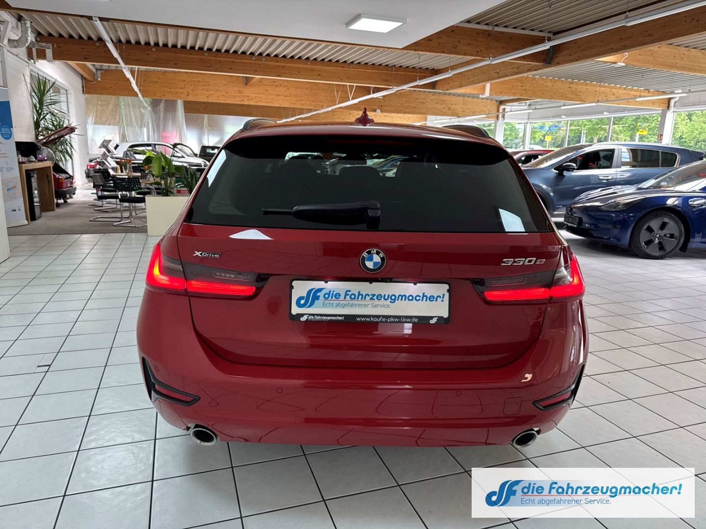 Fahrzeugabbildung BMW 330 e xDrive Advantage Touring Park-Assistent AH