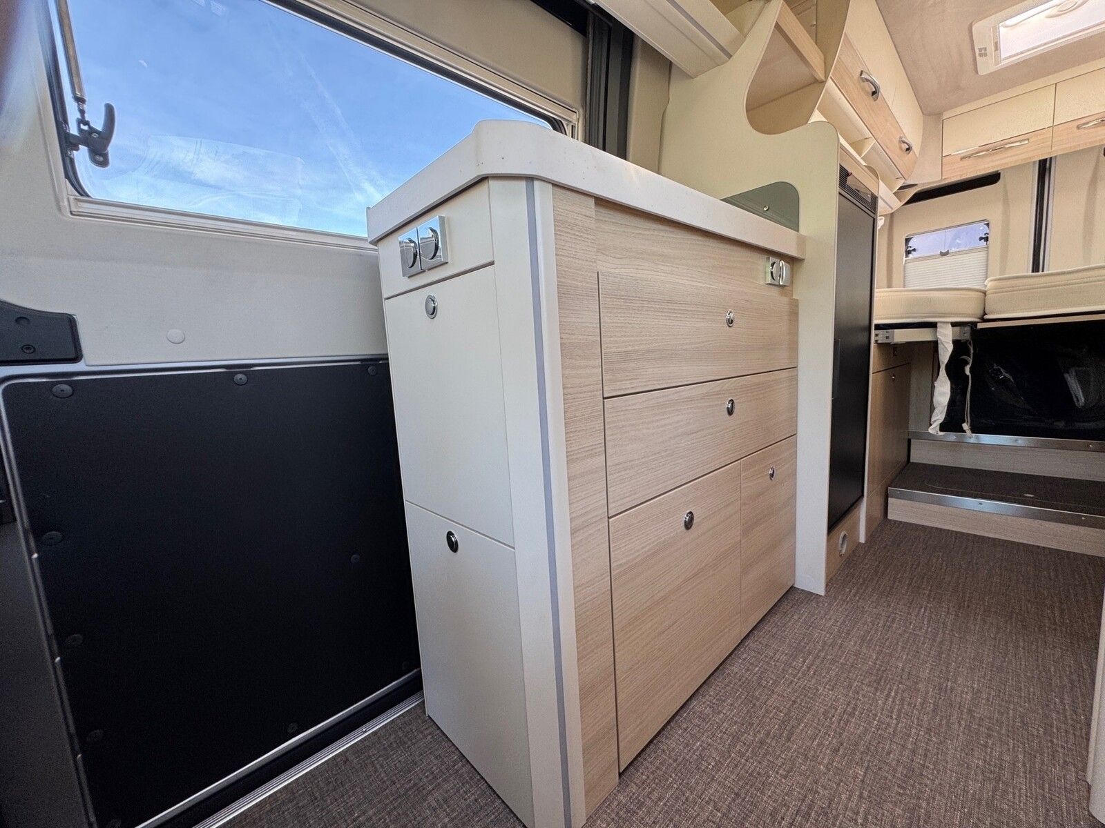 Fahrzeugabbildung Eura Mobil Van V 635 EB 180 PS, Automatik, Panoramadach