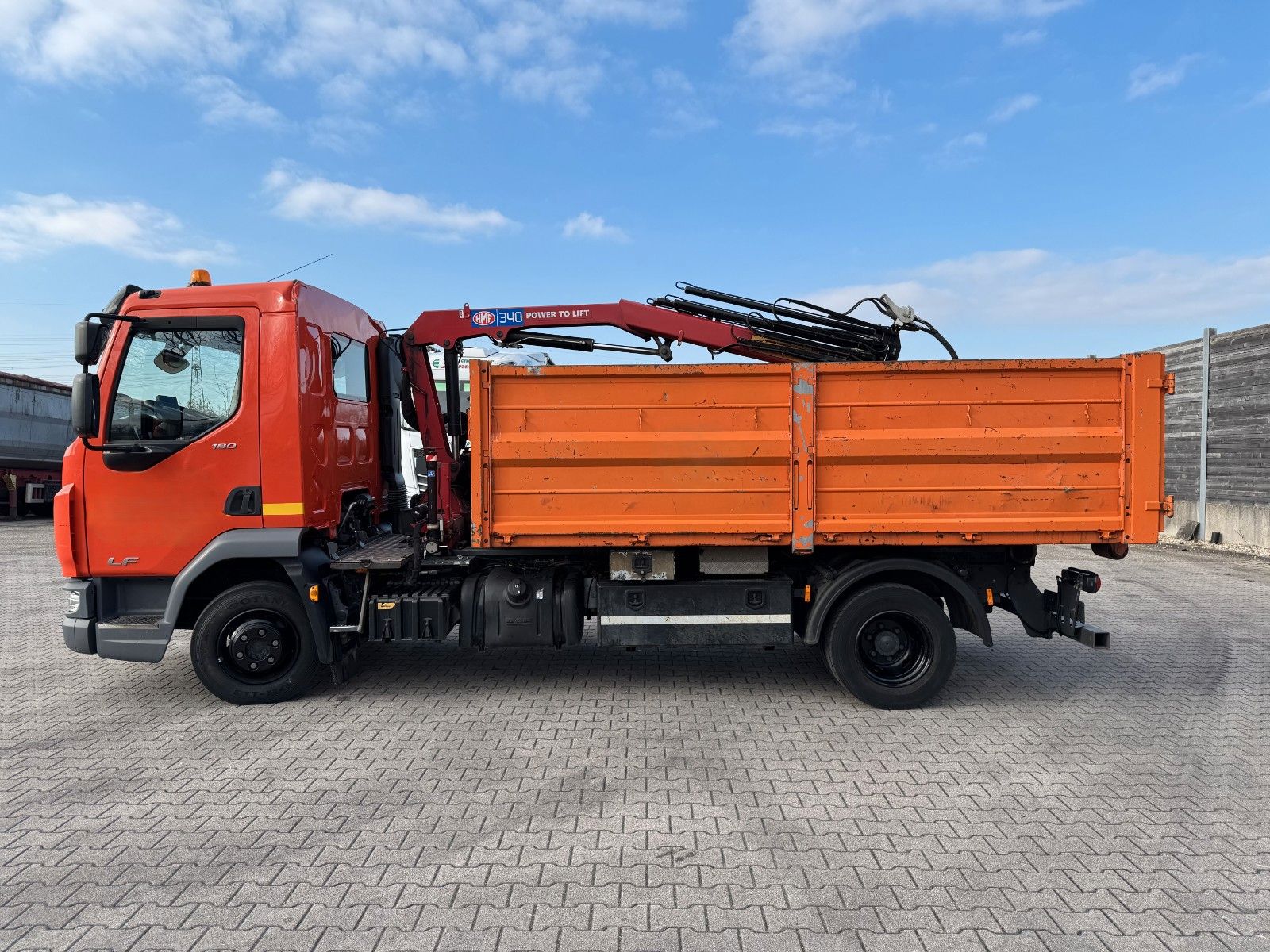 Fahrzeugabbildung DAF FA LF 180 8t Abrollkipper mit Ladekran