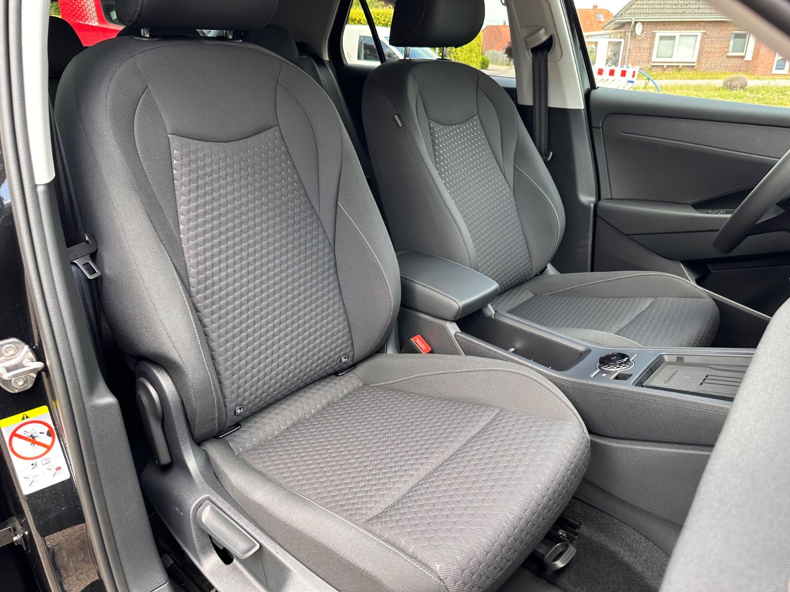 Fahrzeugabbildung Volkswagen T-Roc 1.5 eTSI DSG Life APP/ACC/LED/SHZG/PDC