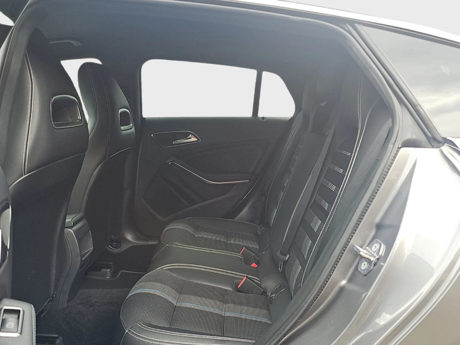 Mercedes-Benz CLA 200-Urban-RFK-Business-Navi-CarPlay-LED-ACC foto 8