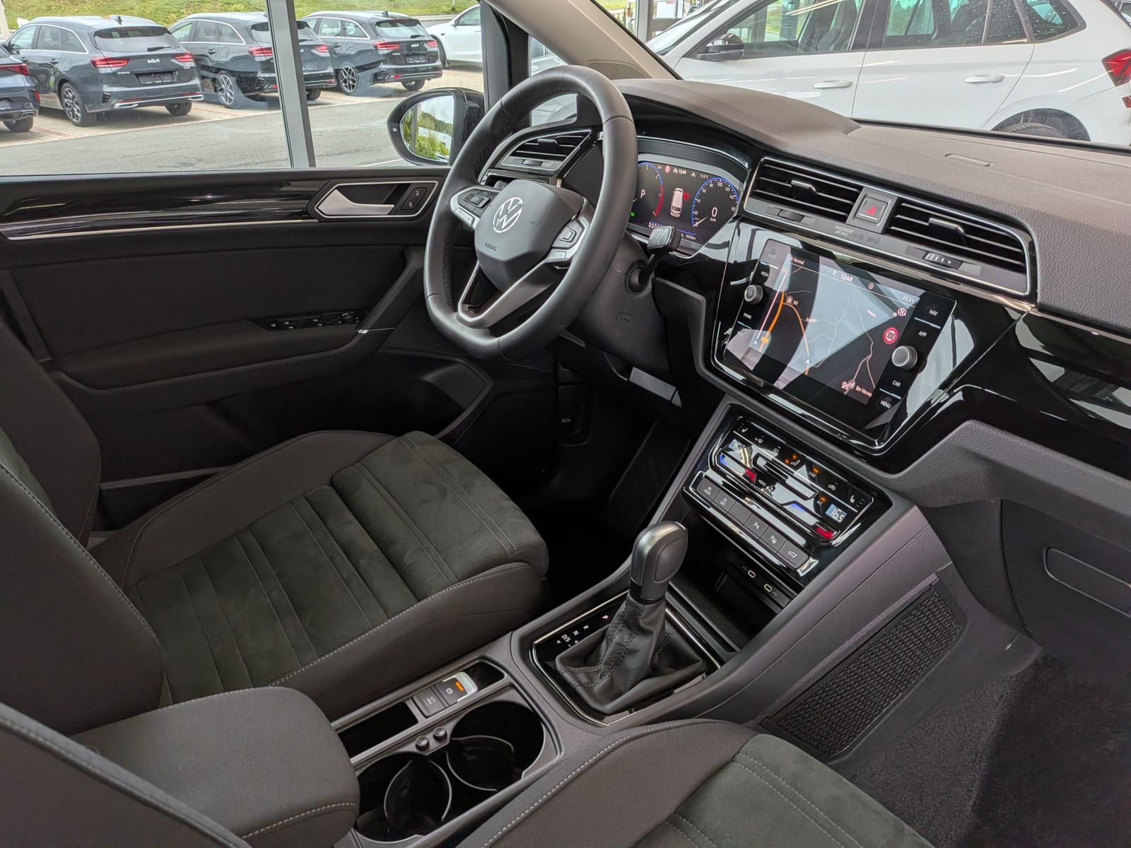 Fahrzeugabbildung Volkswagen Touran 2.0 DSG R-Line High Pano 7-Si IQ AHK VOLL