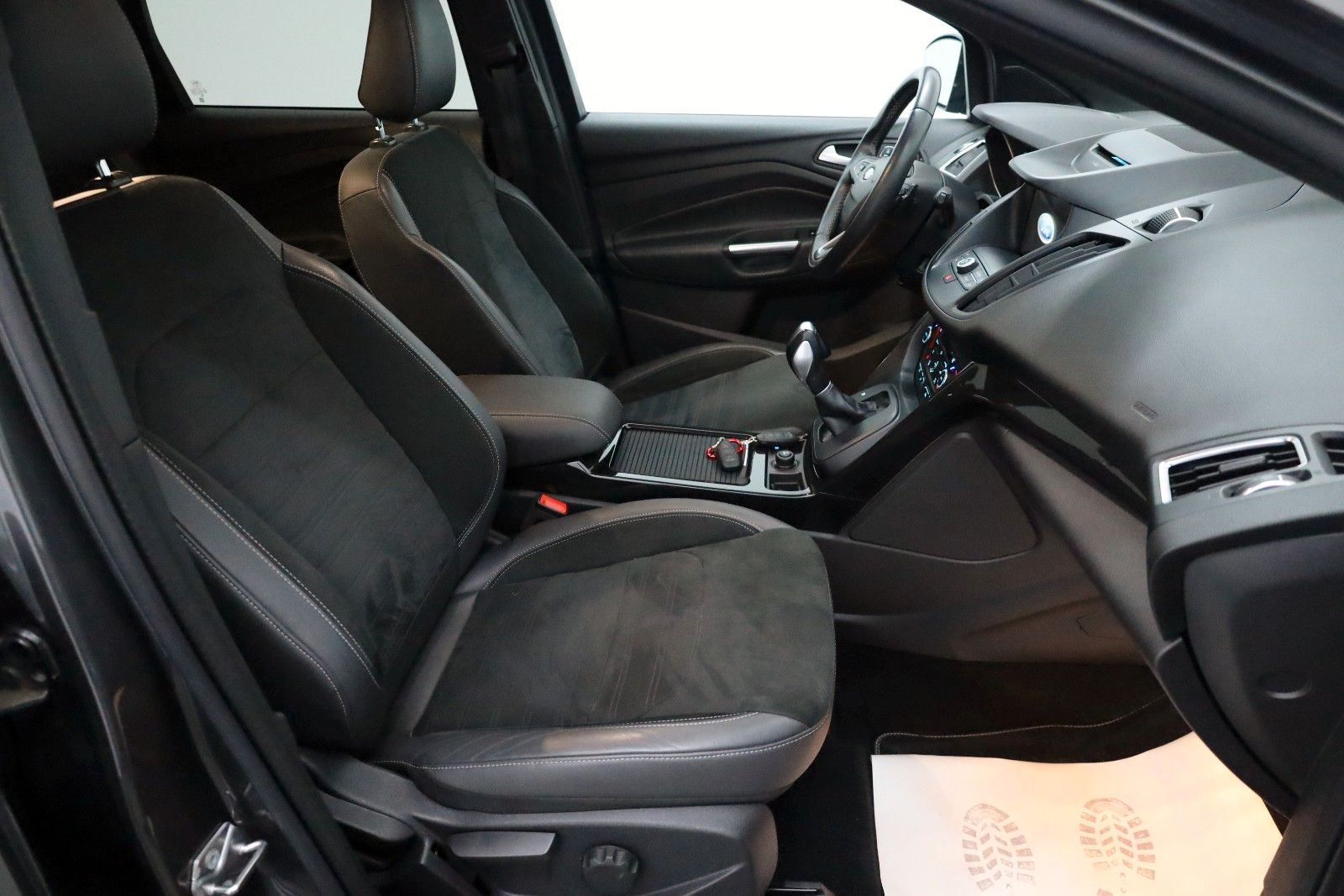 Fahrzeugabbildung Ford Kuga ST-Line 4X4, T.Leder,Navi,Kamera, AHK,SR+WR