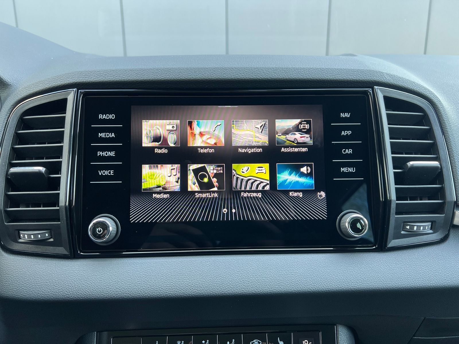 Fahrzeugabbildung SKODA Karoq Tour 1.5 TSI DSG *AHK, 17" LM-Felge, Navi,