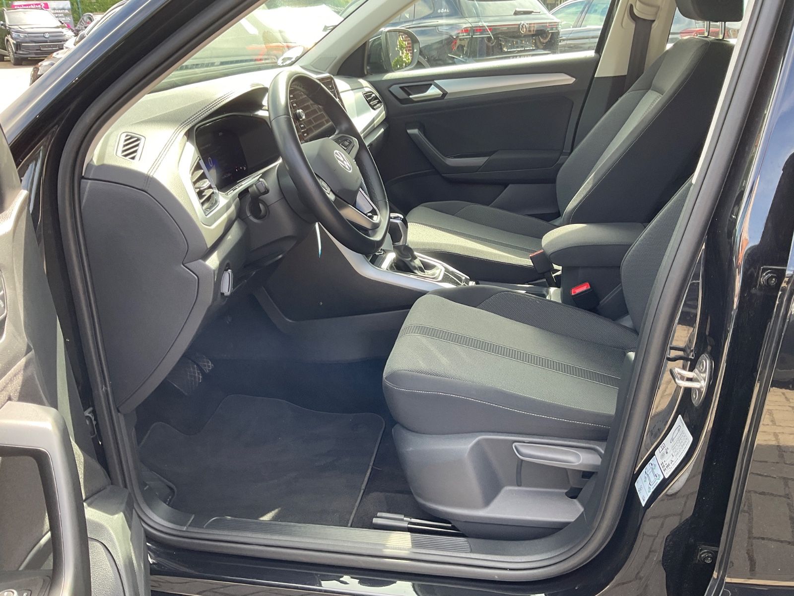 Fahrzeugabbildung Volkswagen T-Roc 1.5 TSI DSG Life,LED,AHK,Navi