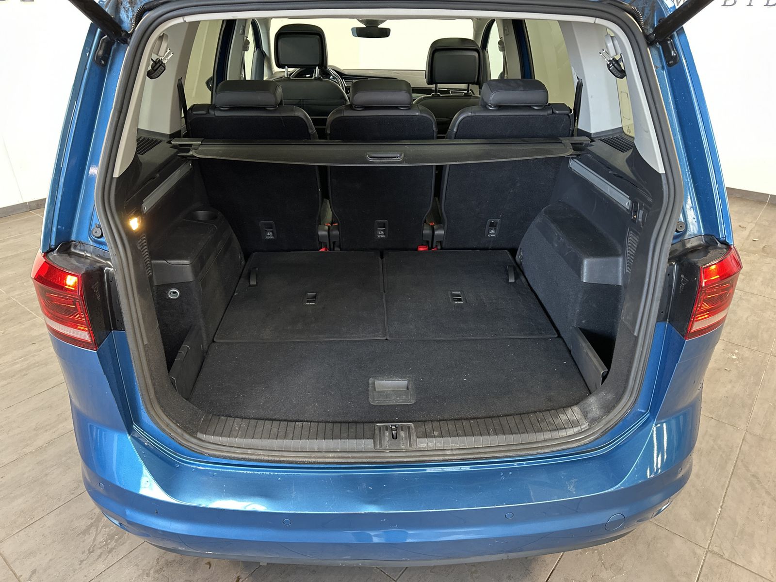 Fahrzeugabbildung Volkswagen Touran 1.5 TSI DSG 7-Sitzer HL NAV+LED+AHK+PANO