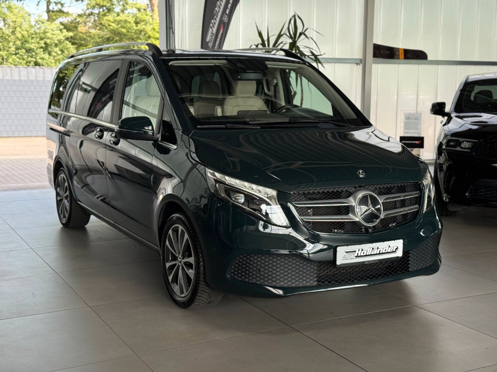 Fahrzeugabbildung Mercedes-Benz V-Klasse V 250d AVANTGARDE EDITION lang "AHK"
