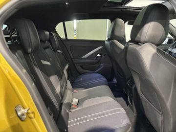 Fotografie 7 des Opel Astra 1.2 Turbo Automatik GS Panoramadach