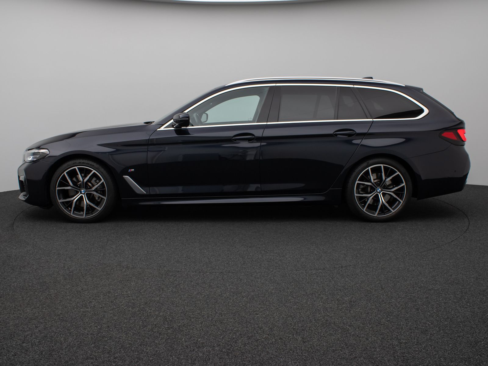 Fahrzeugabbildung BMW 530i M Sport Panorama Kamera DAB HiFi AHK Alarm
