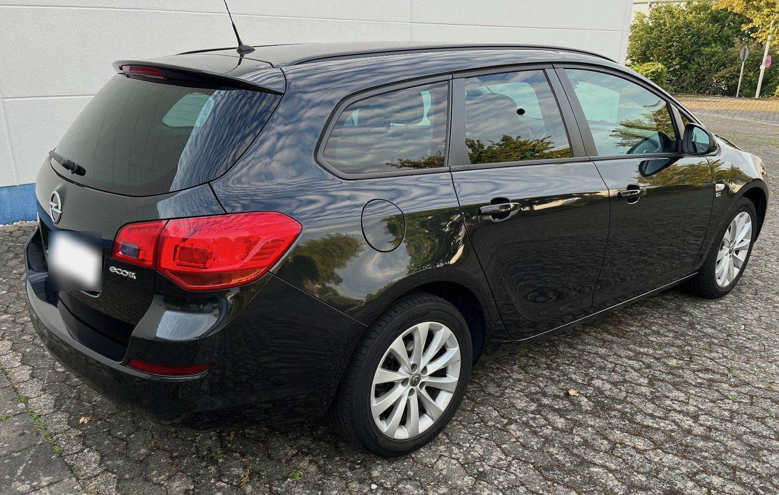 Opel Astra 2012 — photo 9