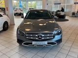 Mercedes-Benz E 220dT 4M All-Terrain Distr HuD 360°-Ka Pano - Behindertengerechte Mercedes-Benz E 220