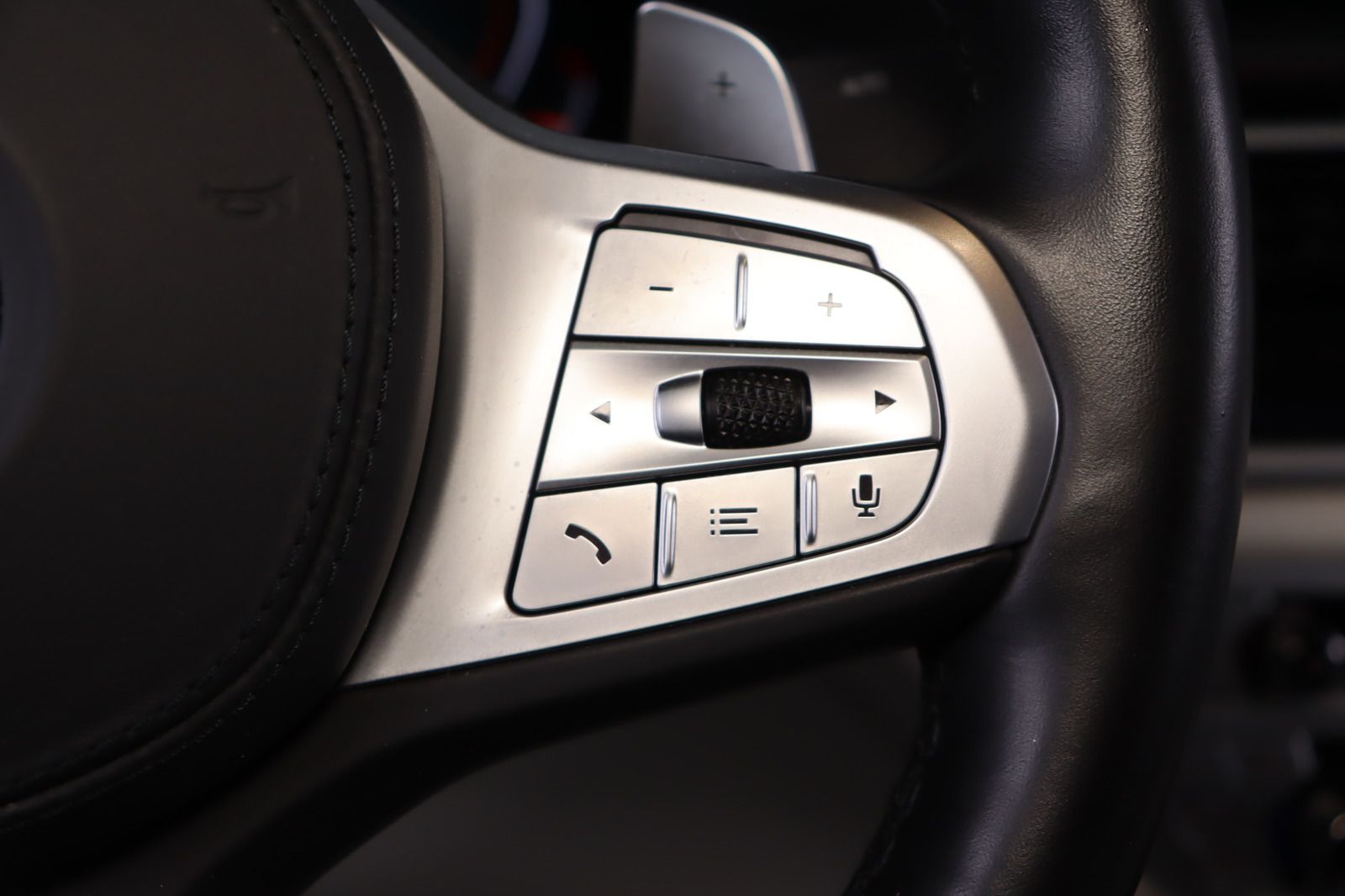 Fahrzeugabbildung BMW 750 L i xDrive M Paket Night-Vision * 4x Massage