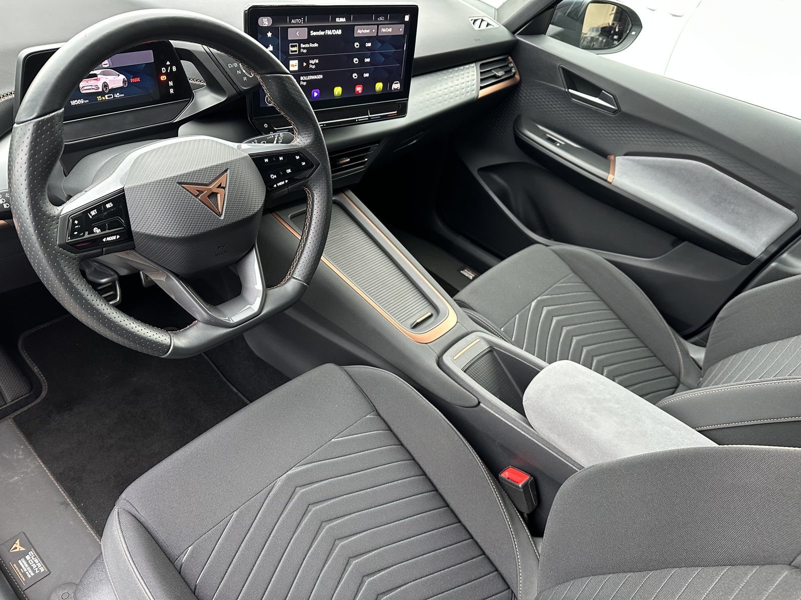 Fahrzeugabbildung CUPRA Born NAV+LED+V-COCKPIT+1HD+18ZOLL+PP+TEMPOMAT