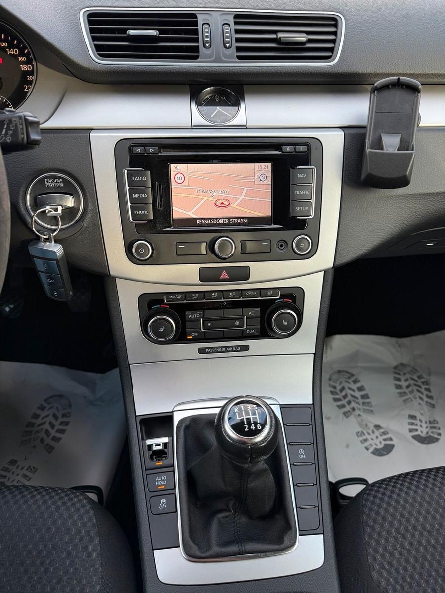 Volkswagen Passat 2011 — photo 14