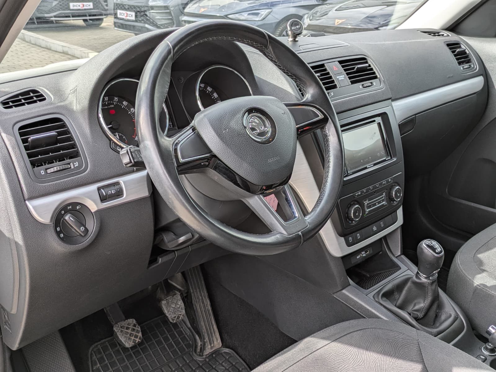 Fahrzeugabbildung SKODA Yeti 2.0 TDI Ambition 4x4 AHK*TEMP*PDC*SHZ