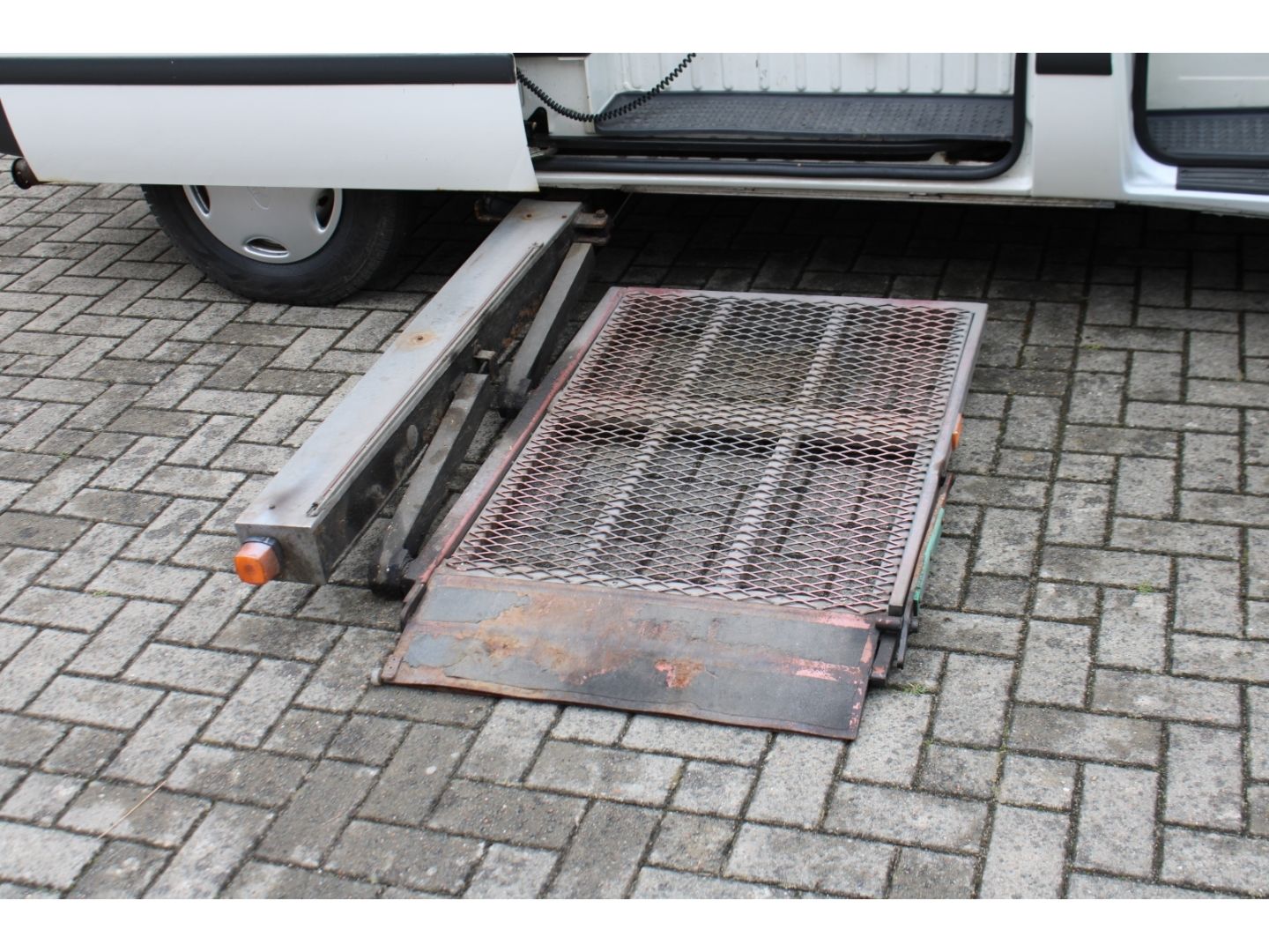 Fahrzeugabbildung Ford Transit Kombi 2.5 FT 100 Behindertengerecht Roll