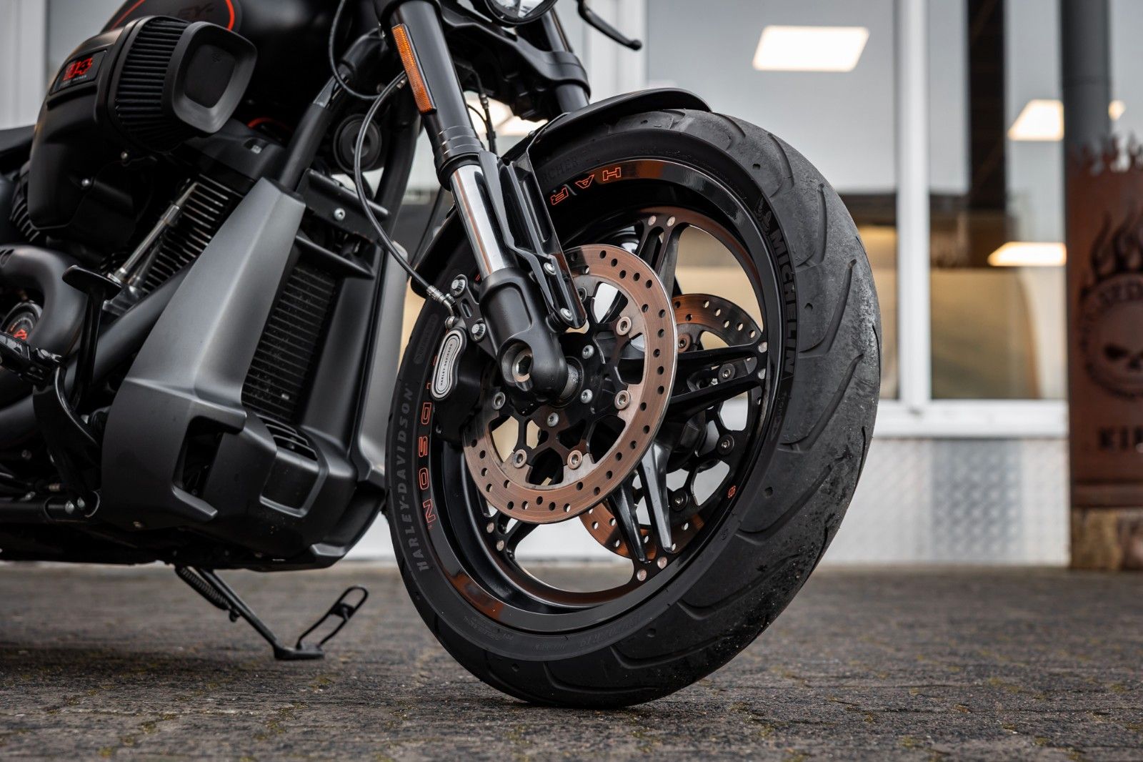 Fahrzeugabbildung Harley-Davidson FXDRS 114 CUI - KESSTECH - SEITLICHER KZH