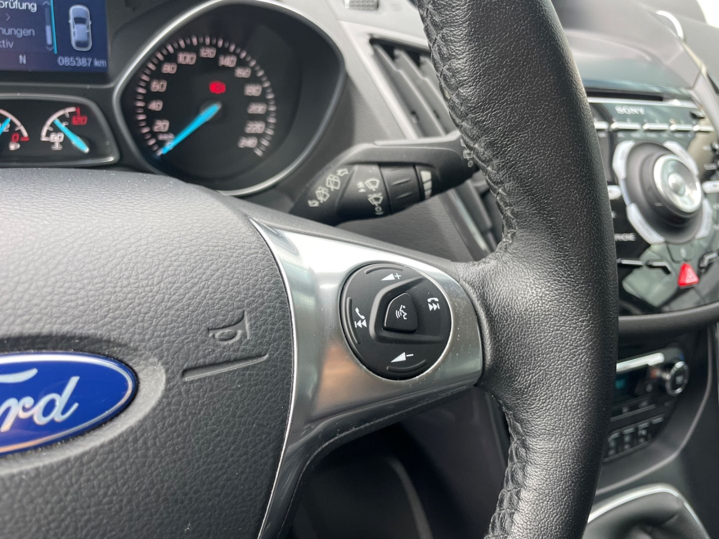 Fahrzeugabbildung Ford Kuga Titanium Klima PDC Navi SHZ heizbWSS Kamera