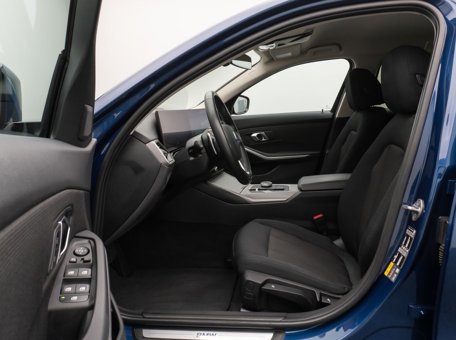 Fahrzeugabbildung BMW 330e HUD DAB HiFi CockPitPro PDC DrivingAssist