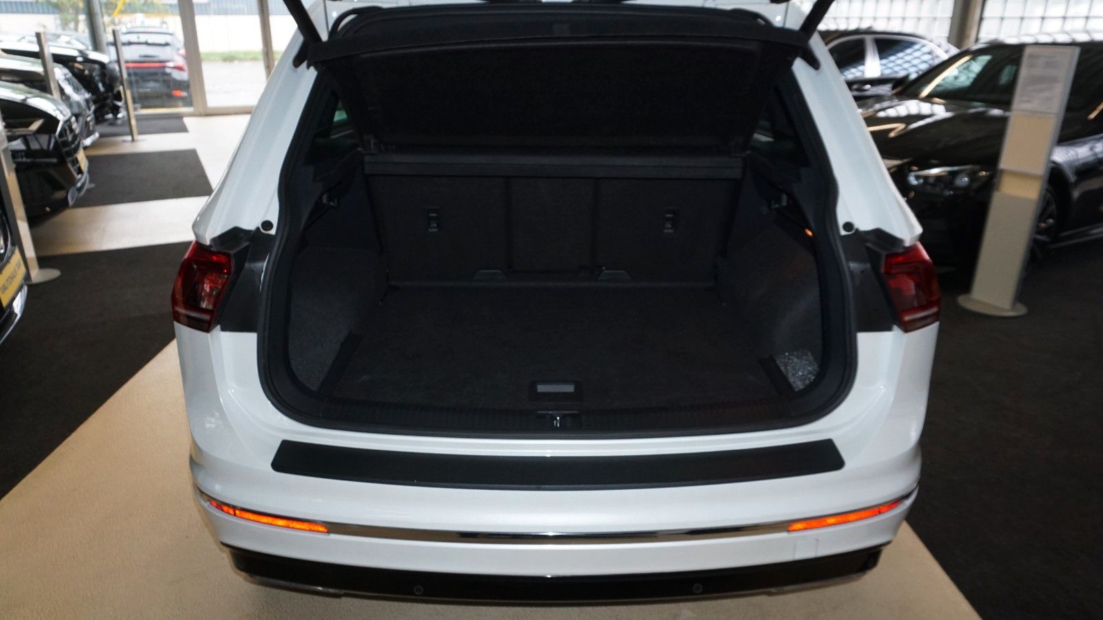 Fahrzeugabbildung Volkswagen Tiguan 4Motion R line *PANO*KAMERA*PERLMUTT*