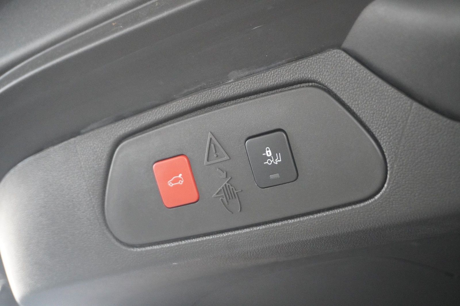 Fahrzeugabbildung Opel Grandland (X) 1.6T GSe HYBRID 4X4 NAVI/SPORT/AHK