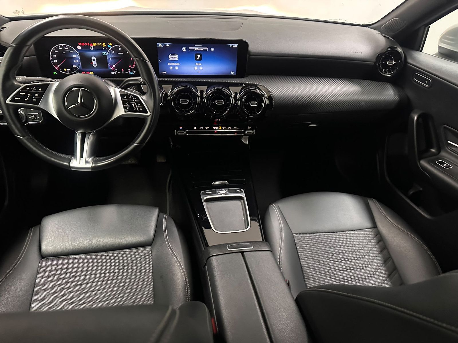 Fahrzeugabbildung Mercedes-Benz A 180 d DCT *LIMOUSINE *KLIMA*NAVI*CARPLAY*