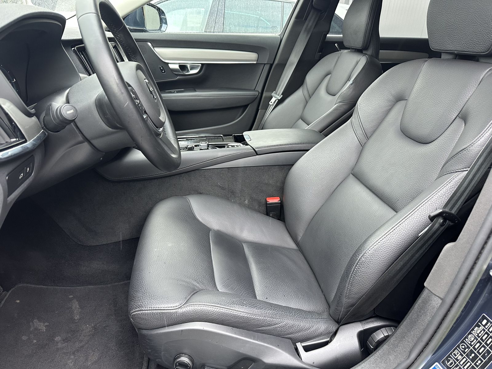 Fahrzeugabbildung Volvo V90 T6 Recharge AWD Core NAV+LED+KAM+AHK+VC+ACC