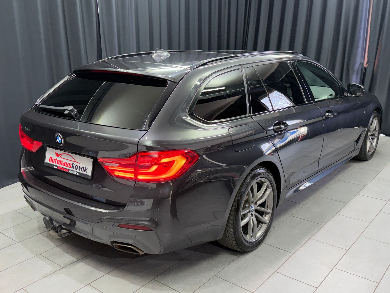 Fahrzeugabbildung BMW 540i Touring xDrive M Sport|HIFI|HuD|PANO|KEYLES