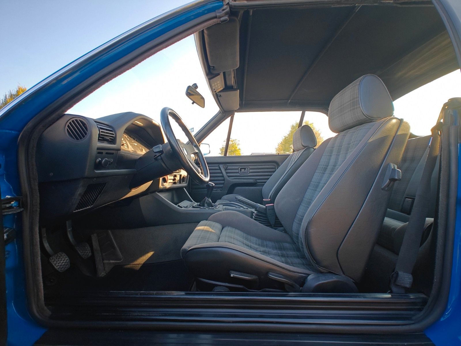 Fahrzeugabbildung BMW 318i Cabrio E30 - Lack NEU, Verdeck NEU