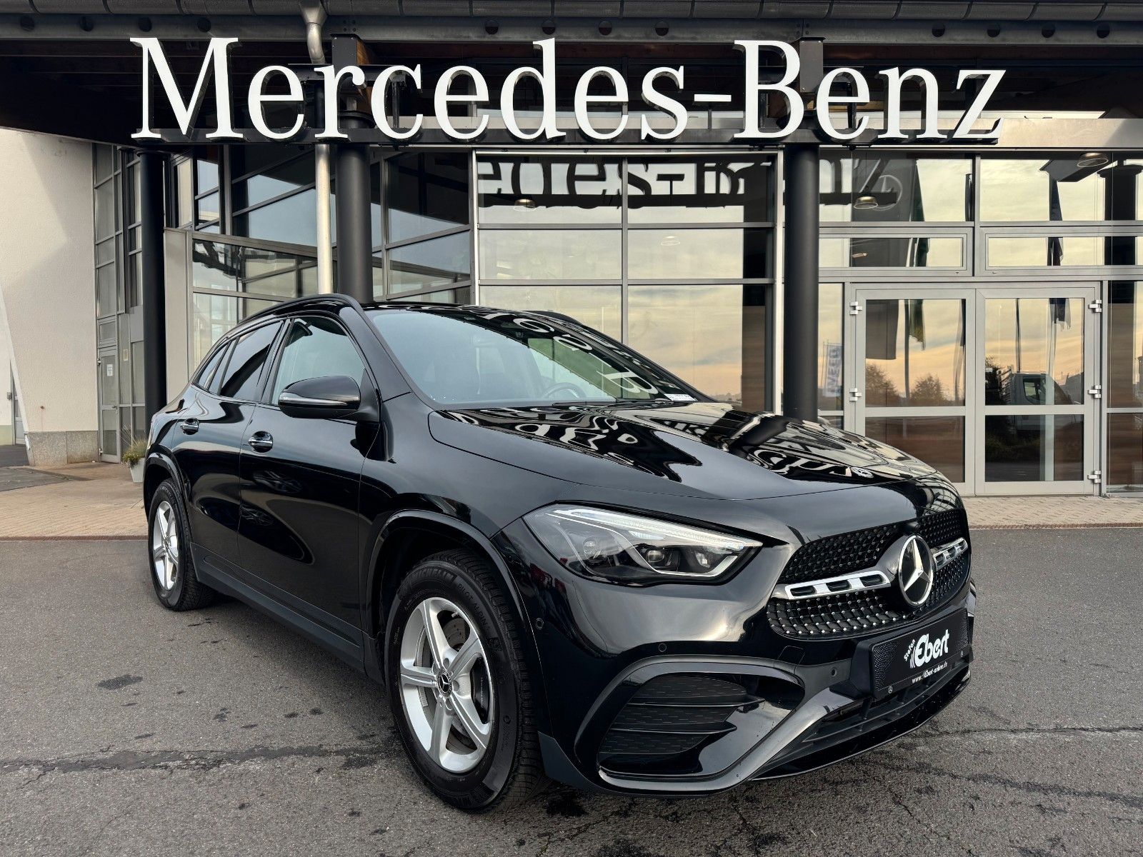 Fahrzeugabbildung Mercedes-Benz GLA 200 AMG+Pano+Distr+Ambiente+Multibeam+