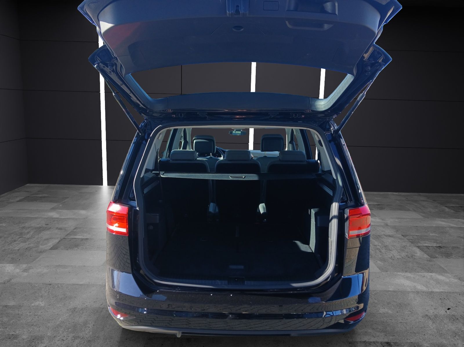 Fahrzeugabbildung Volkswagen Touran TSI Comfortline 7-Si Navi AID ACC PDC SH