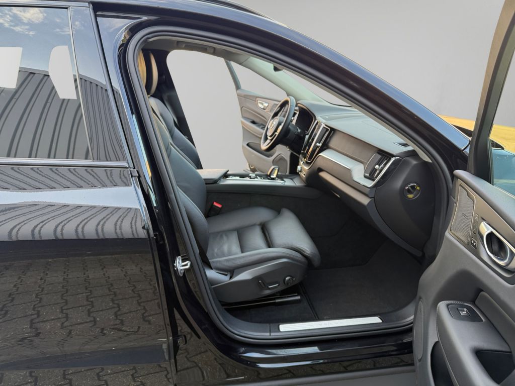 VOLVO XC60 B5 B AWD Ultra Dark Harman/Kardon 360° VOLVO XC60 B5 B AWD Ultra Dark Harman/Kardon 360°