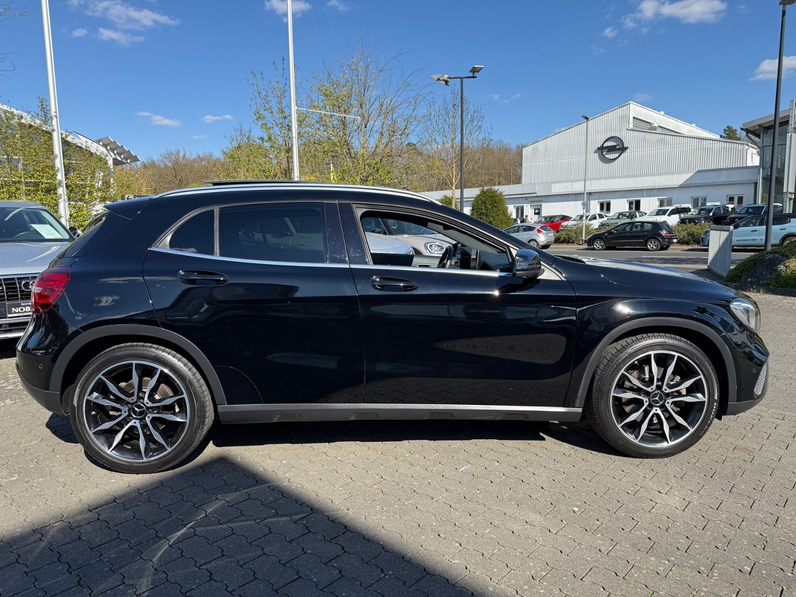 Fahrzeugabbildung Mercedes-Benz GLA 250 4Matic STNDHZ PANO DISTR 360°