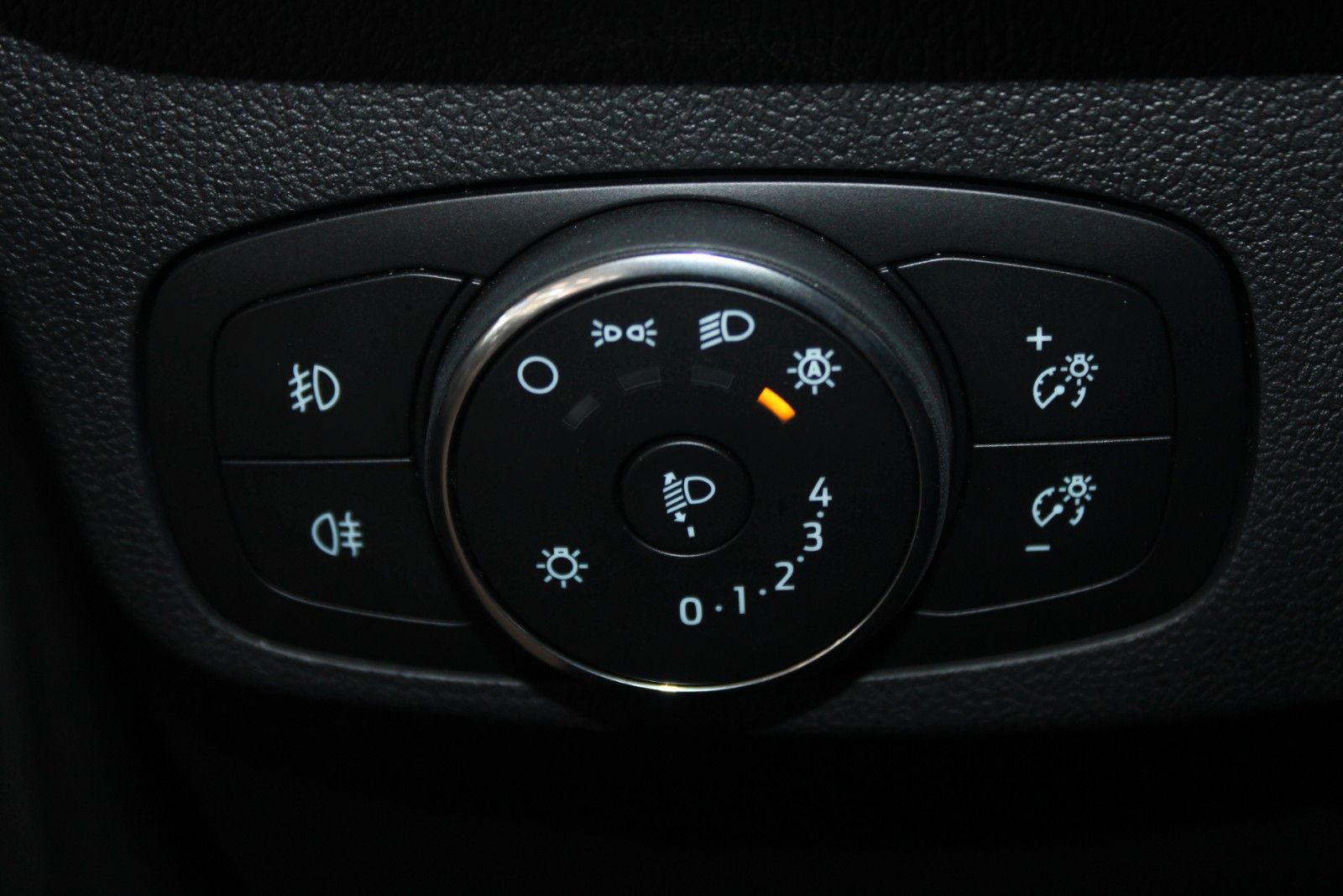 Fahrzeugabbildung Ford Focus Titanium LED WinterPaket DAB NAVI 1.Hand