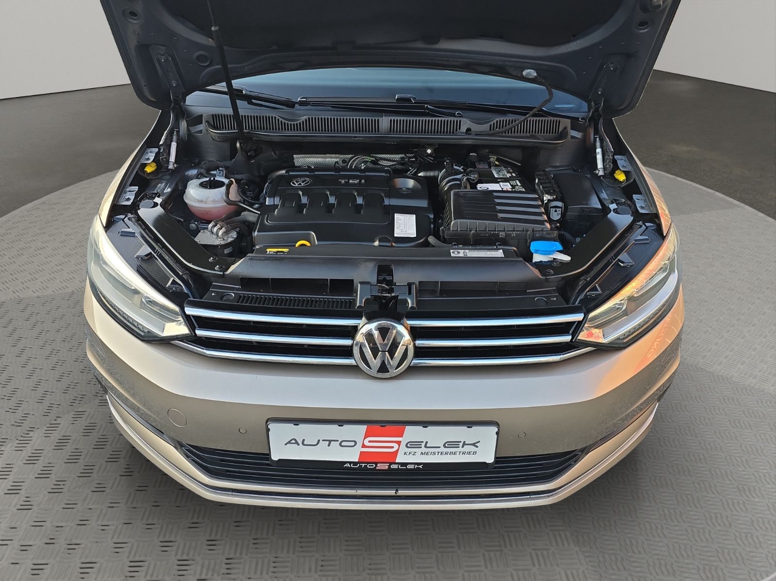 Fahrzeugabbildung Volkswagen Touran Highline+NAVI+LEDER+LED+AHK+TEMPOMAT+DSG