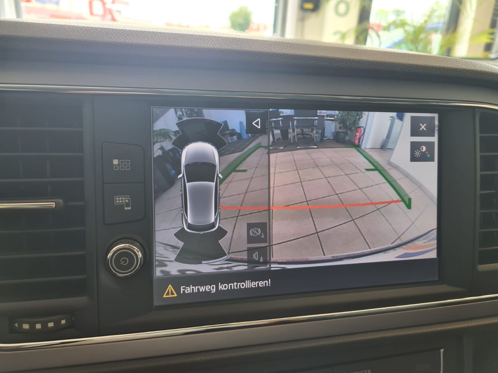 Fahrzeugabbildung SEAT Leon Style / 1. HAND / SCHEKCHEFT / GARANTIE