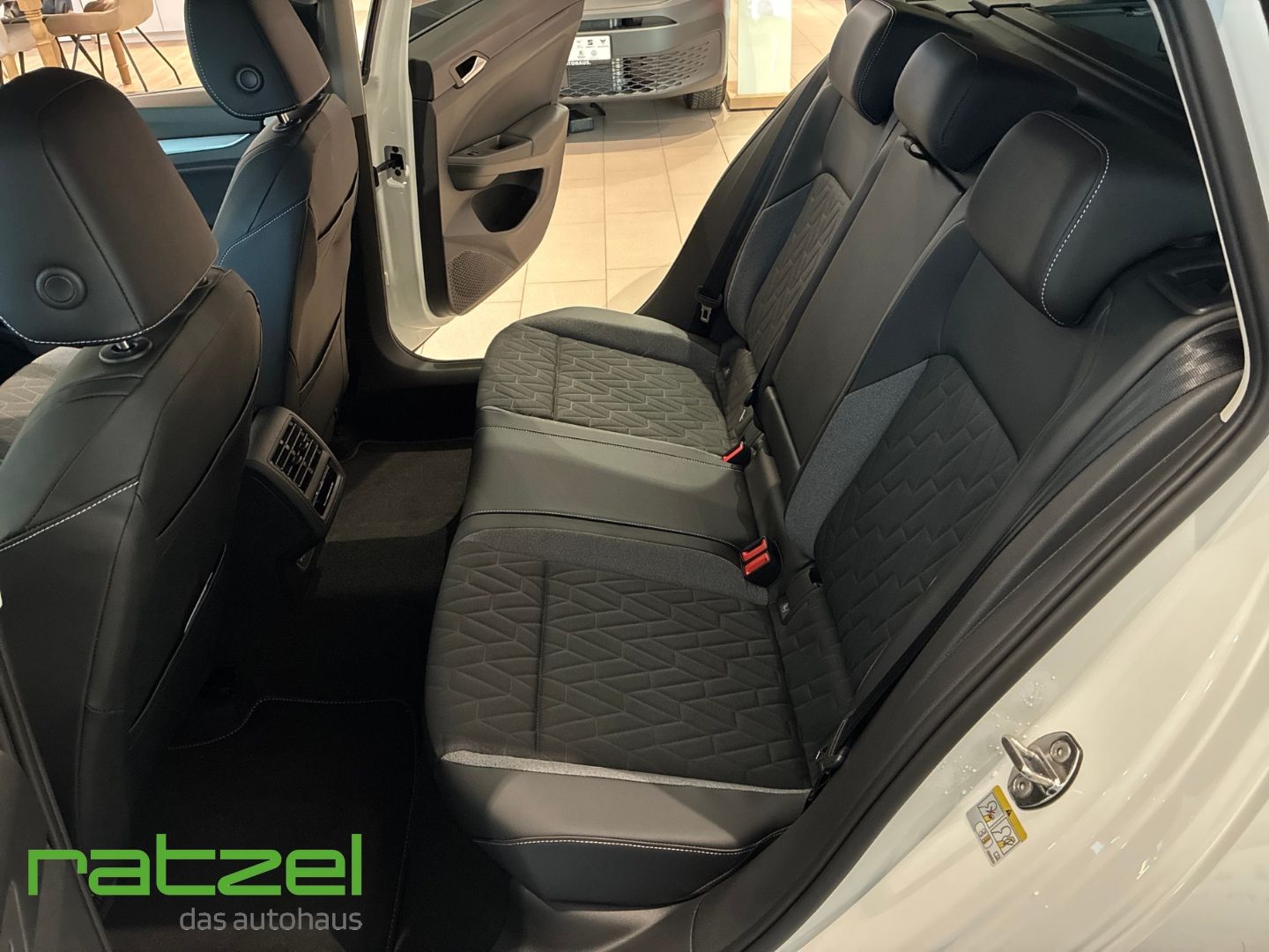 Fahrzeugabbildung Volkswagen Golf Variant ENERGY 1.5 eTSI DSG NAVI+AHK+LED