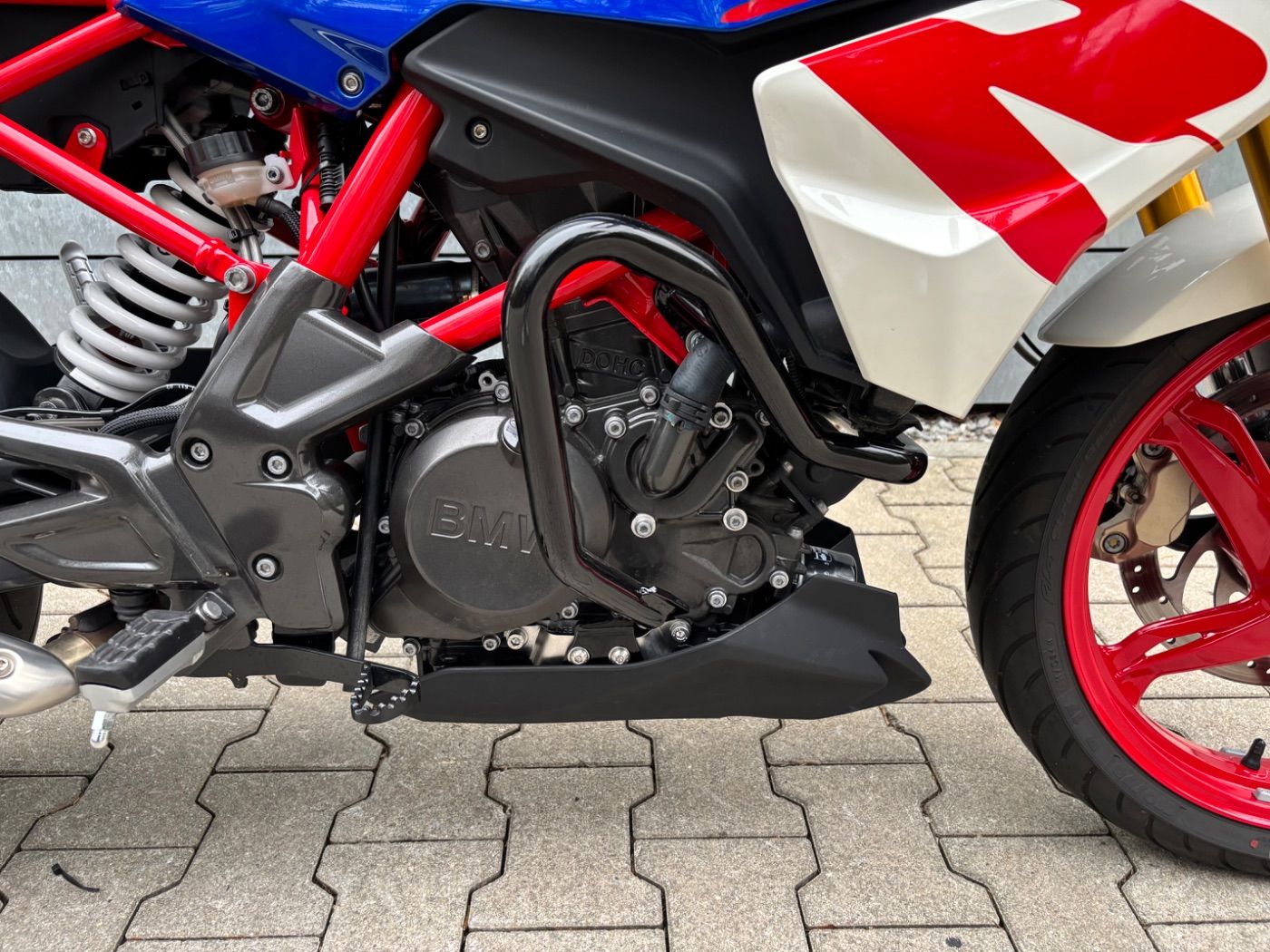 Fahrzeugabbildung BMW G 310 R Style Sport Tieferlegung Griffheizung
