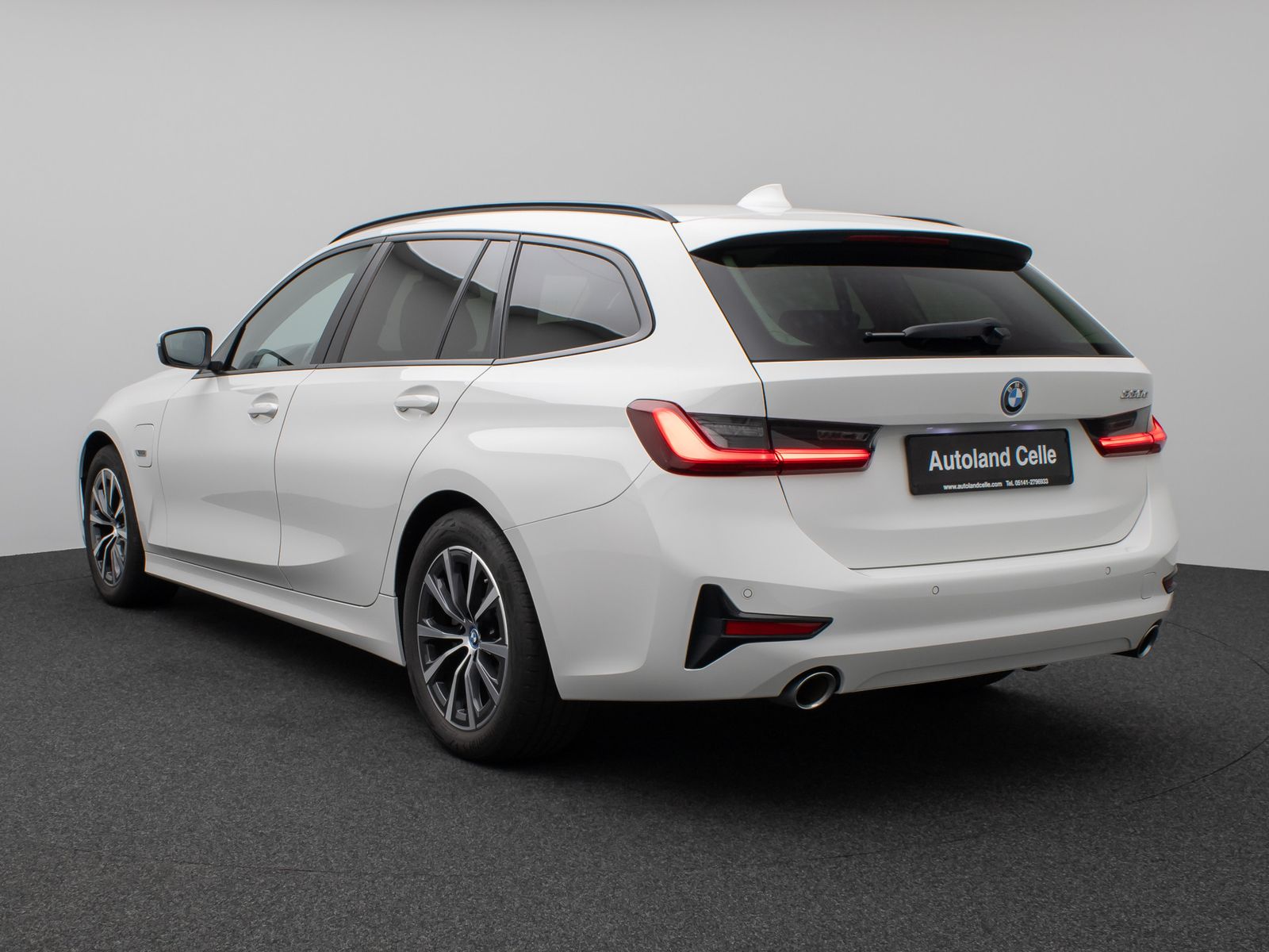 Fahrzeugabbildung BMW 330e DAB CockPitPr Lenkrhz PDC Stop&Go Alarm AHK