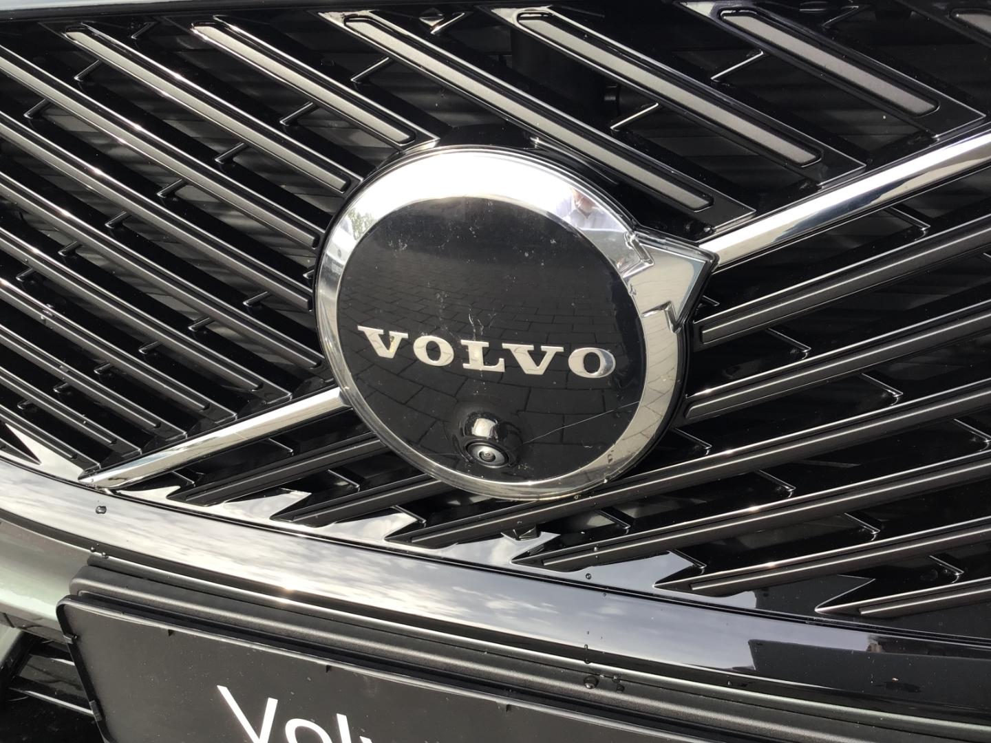 Volvo XC60 T8AWD Ultra Dark Luftfahrwerk Massage B&W