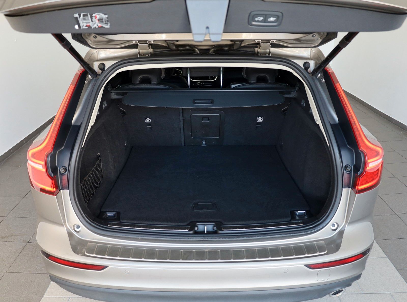 Fahrzeugabbildung Volvo V60 Momentum Pro Leder,Navi,LED,CarPlay, AHK el.